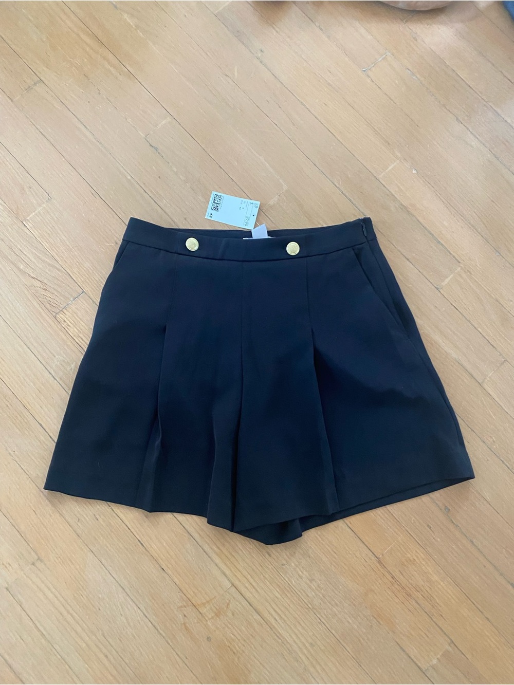 H&M Black Pleated A-Line Shorts Size 8 NWT Gold Buttons Chic